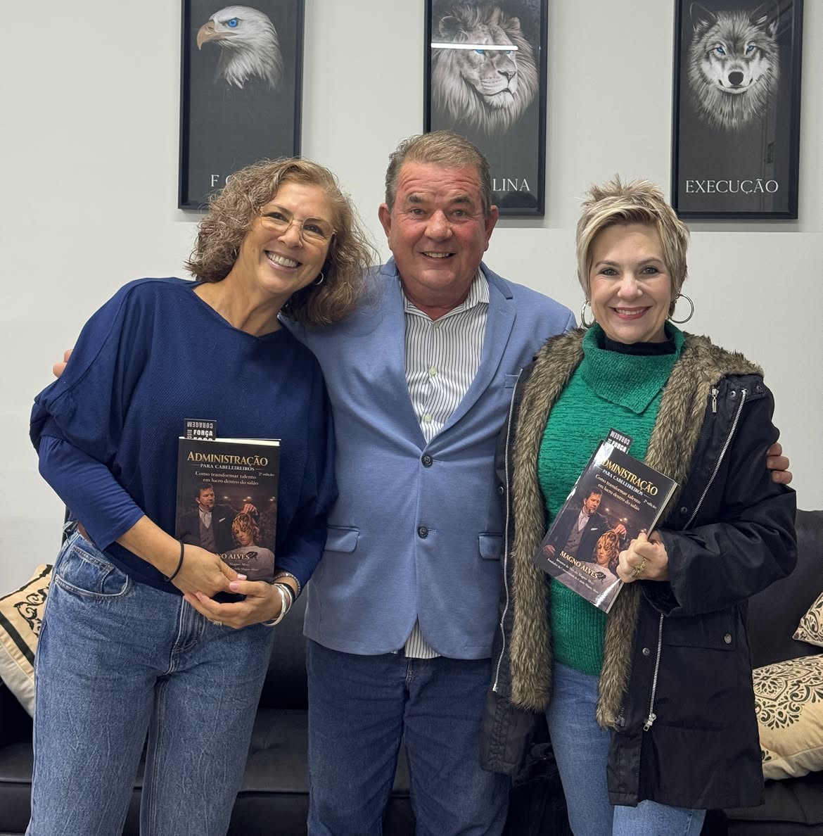 Magno Alves com seu livro para cabeleireiros